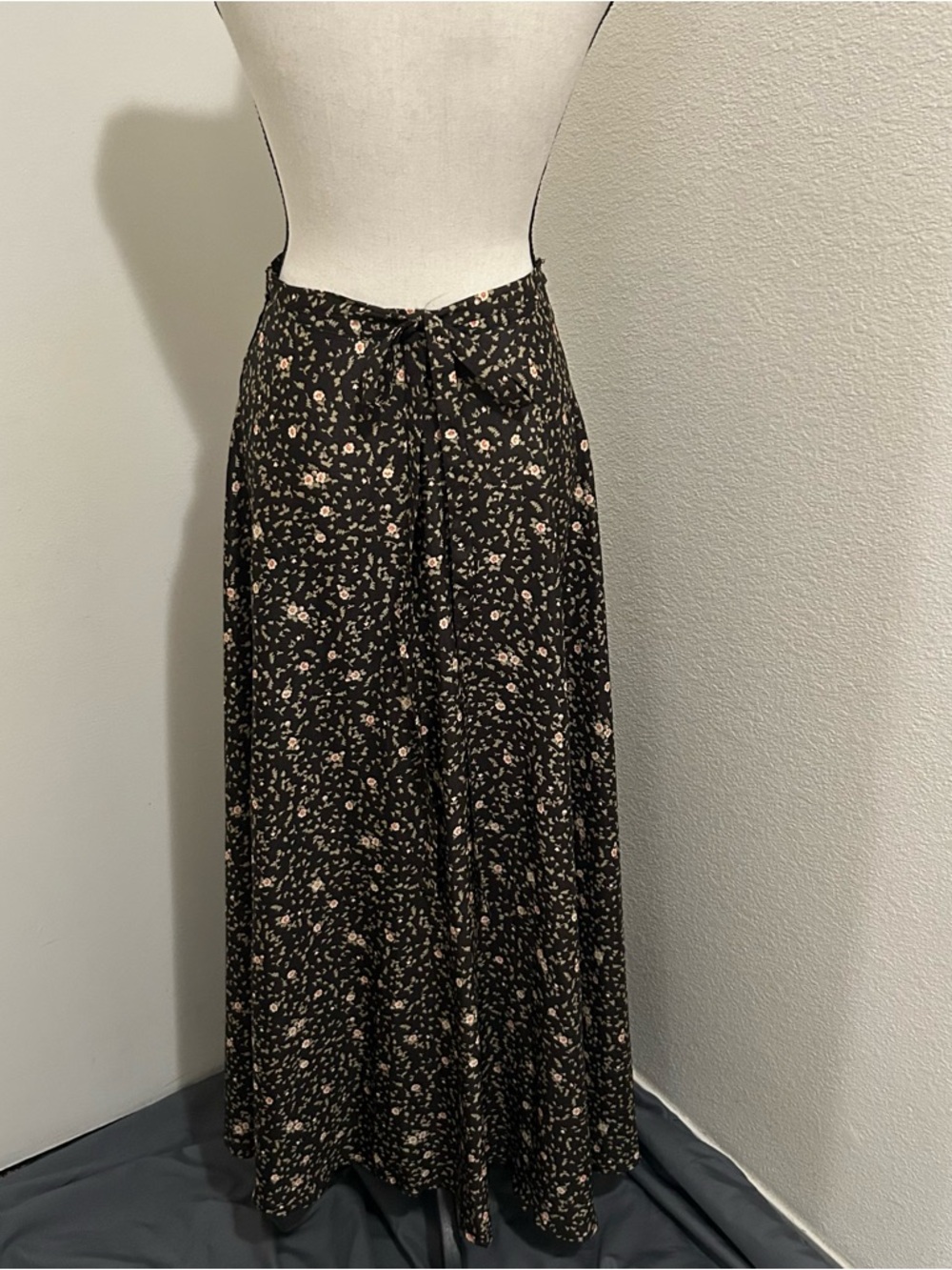 Forever 21 Floral Maxi Wrap Skirt Small Black Boho-Chic Ditsy Print coquette - Picture 3 of 8